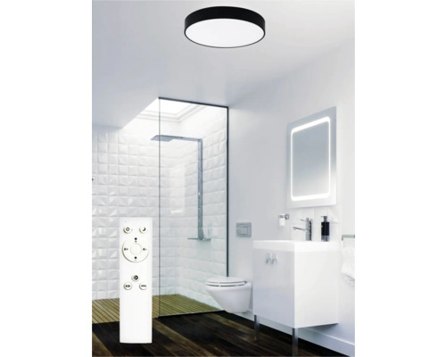 Baie modernă cu plafonieră, duș, dulap de lavoar, oglindă iluminată și telecomandă