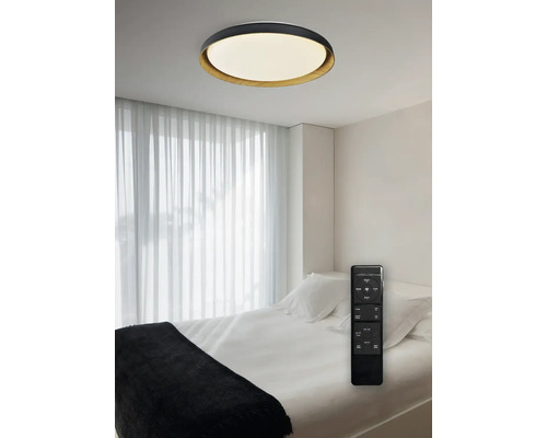 Plafonieră cu telecomandă într-un dormitor luminos
