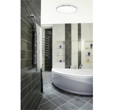 Baie modernă cu cadă, suport pentru prosoape încălzit și spoturi de tavan