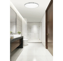 Baie modernă cu lampă de tavan, lavoar, toaletă și duș