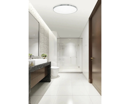 Baie modernă cu lampă de tavan, lavoar, toaletă și duș