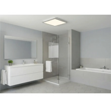 Baie modernă cu chiuvetă, oglindă, duș și cadă