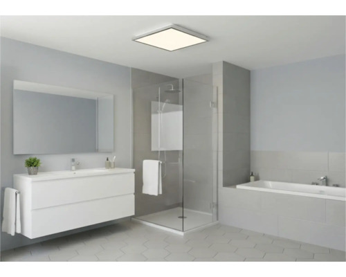 Baie modernă cu chiuvetă, oglindă, duș și cadă