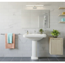 Baie luminoasă cu lavoar, oglindă și prosoape