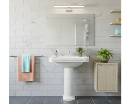 Baie luminoasă cu lavoar, oglindă și prosoape