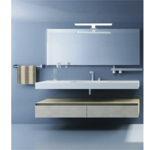 Baie modernă cu lavoar, oglindă, dulap sub lavoar și suport pentru prosoape