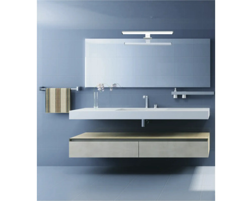 Baie modernă cu lavoar, oglindă, dulap sub lavoar și suport pentru prosoape