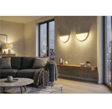 Living cu canapea, raft de perete și două lămpi de perete semicirculare