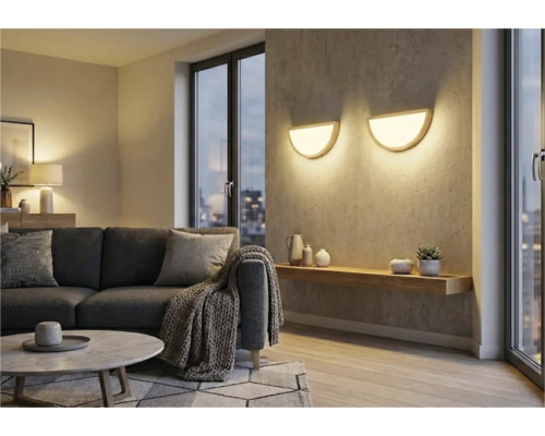 Living cu canapea, raft de perete și două lămpi de perete semicirculare