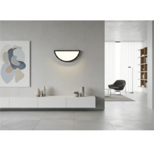 Cameră de zi cu lampă de perete semicirculară, bufet și decor