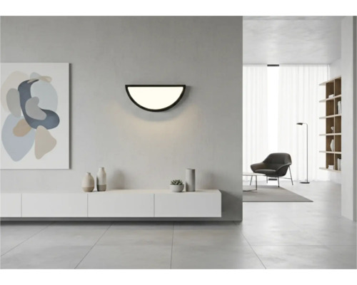 Cameră de zi cu lampă de perete semicirculară, bufet și decor