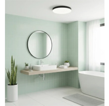 Baie luminoasă cu lavoar, oglindă, cadă și plafonieră