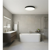 Baie luminoasă cu cadă, duș, lavoar și plafonieră