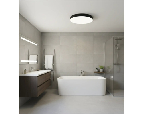 Baie luminoasă cu cadă, duș, lavoar și plafonieră