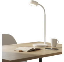 Masa cu lampă de citit, caiet, smartphone și cană