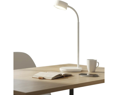 Masa cu lampă de citit, caiet, smartphone și cană