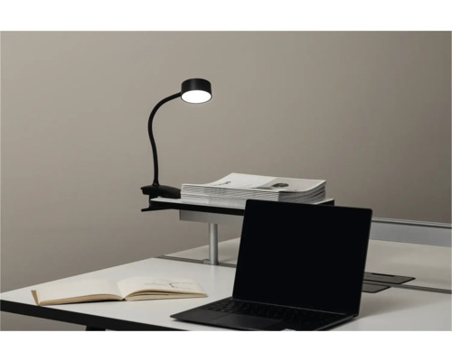 Birou cu lampă cu clips, laptop și caiete