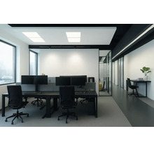 Spațiu de birou cu birouri, scaune de birou și monitoare de calculator într-un design modern.