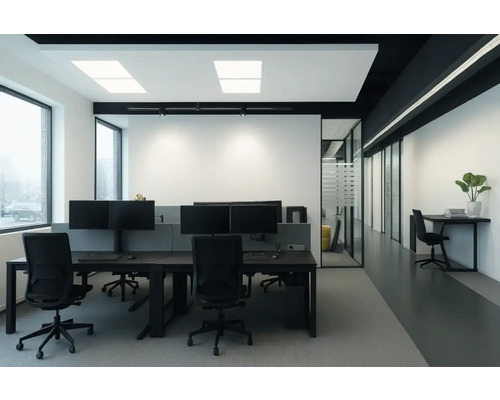 Spațiu de birou cu birouri, scaune de birou și monitoare de calculator într-un design modern.