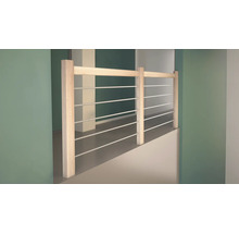 Balustradă modernă din lemn cu bare metalice orizontale pentru galerii sau scări din lemn și metal.