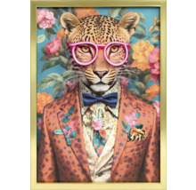 Imagine înrămată a unui leopard cu ochelari, papion și sacou pe un fundal floral