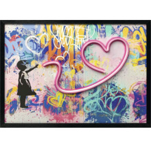 Artă de perete înrămată cu silueta unei fete și motiv inimă