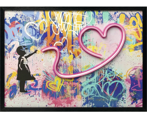 Artă de perete înrămată cu silueta unei fete și motiv inimă