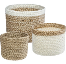 Trei coșuri împletite din fibre naturale de diferite dimensiuni