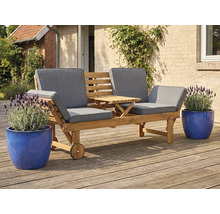 Bancă de grădină pentru două persoane cu masă și roți pe o terasă