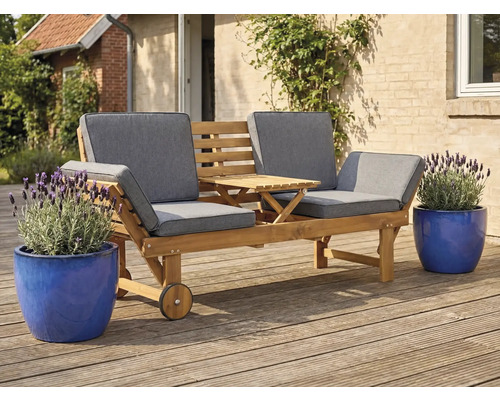 Bancă de grădină pentru două persoane cu masă și roți pe o terasă