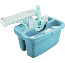 Găleată cu apă, racletă pentru geamuri și mop