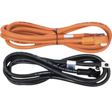 Două cabluri electrice înfășurate, portocaliu și negru, cu ștecher și papuc inelar pentru alimentare sau conectarea bateriei.