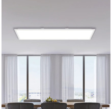 Plafonieră LED dreptunghiulară într-o sufragerie cu masă și scaune.