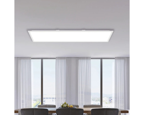 Plafonieră LED dreptunghiulară într-o sufragerie cu masă și scaune.