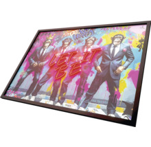 Imagine înrămată cu patru maimuțe în costume și inscripția Let It Be