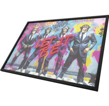 Poster înrămat cu patru maimuțe în costume și inscripția Let it be