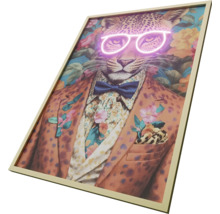 Imagine înrămată a unui leopard cu ochelari, papion și sacou