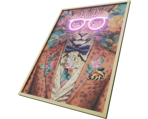 Imagine înrămată a unui leopard cu ochelari, papion și sacou