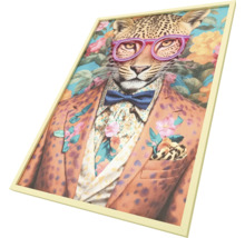 Imagine înrămată a unui leopard cu ochelari și costum