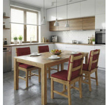 Bucătărie luminoasă cu masă din lemn, scaune cu tapițerie și aparate moderne.