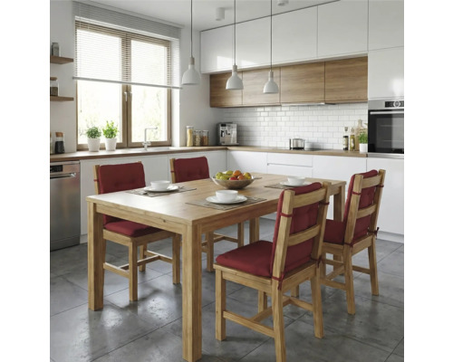 Bucătărie luminoasă cu masă din lemn, scaune cu tapițerie și aparate moderne.