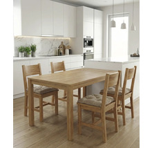 Masa de sufragerie cu scaune din lemn și perne de șezut într-o bucătărie luminoasă