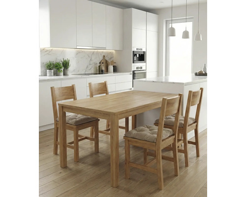 Masa de sufragerie cu scaune din lemn și perne de șezut într-o bucătărie luminoasă