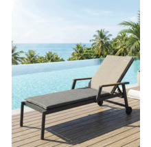 Șezlong cu suport la piscină pe terasă din lemn