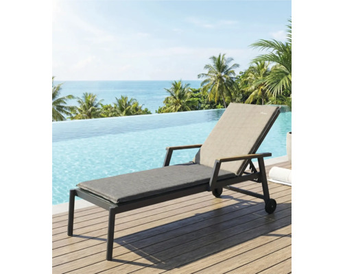 Șezlong cu suport la piscină pe terasă din lemn