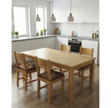 Bucătărie luminoasă cu masă din lemn și patru scaune cu tapițerie