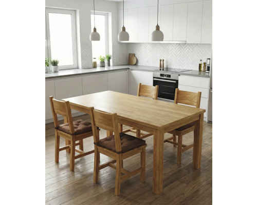 Bucătărie luminoasă cu masă din lemn și patru scaune cu tapițerie