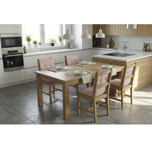 Bucătărie luminoasă cu masă și scaune