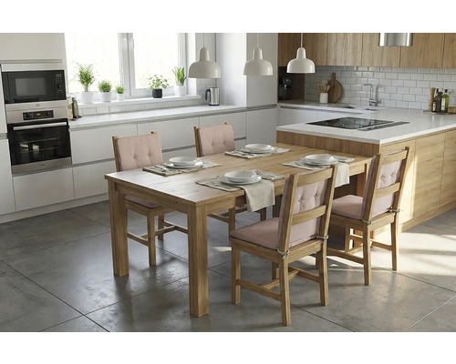 Bucătărie luminoasă cu masă și scaune