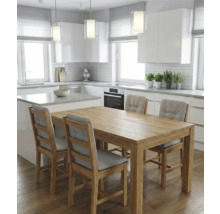 Bucătărie luminoasă cu masă și scaune sub lămpi suspendate